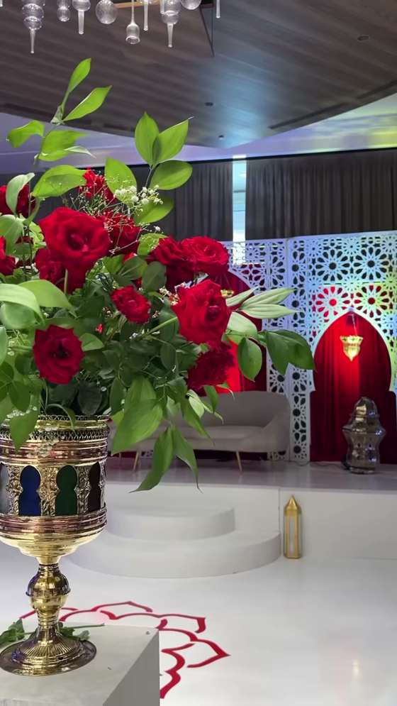 Roses rouges et lanterne dorée