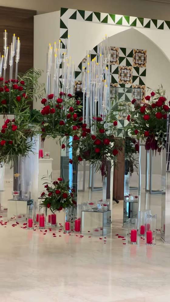 Entrée aux roses rouges